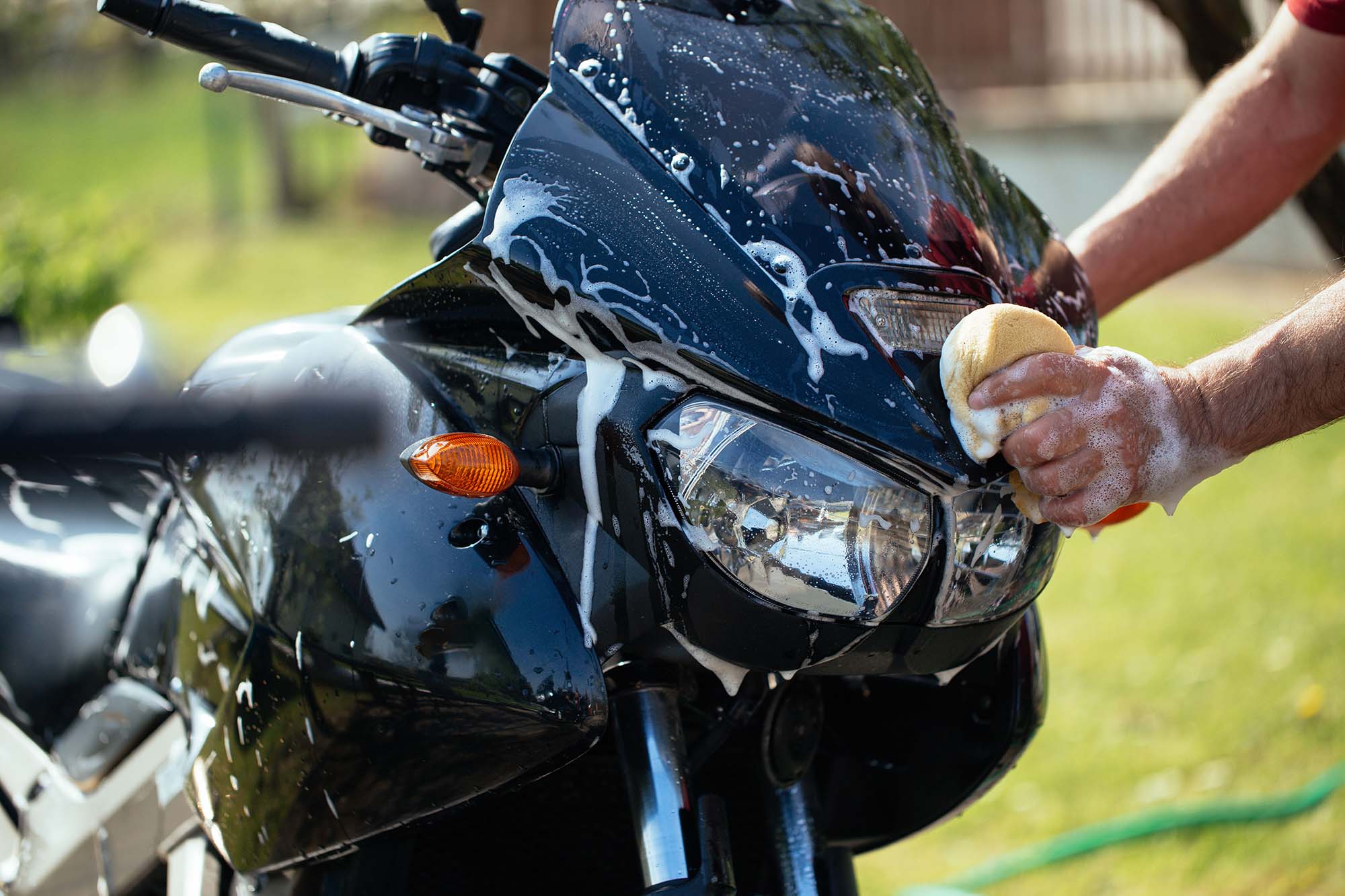 pulisci il parabrezza della motocicletta usando una grande spugna morbida ma le motociclette sono fantastiche