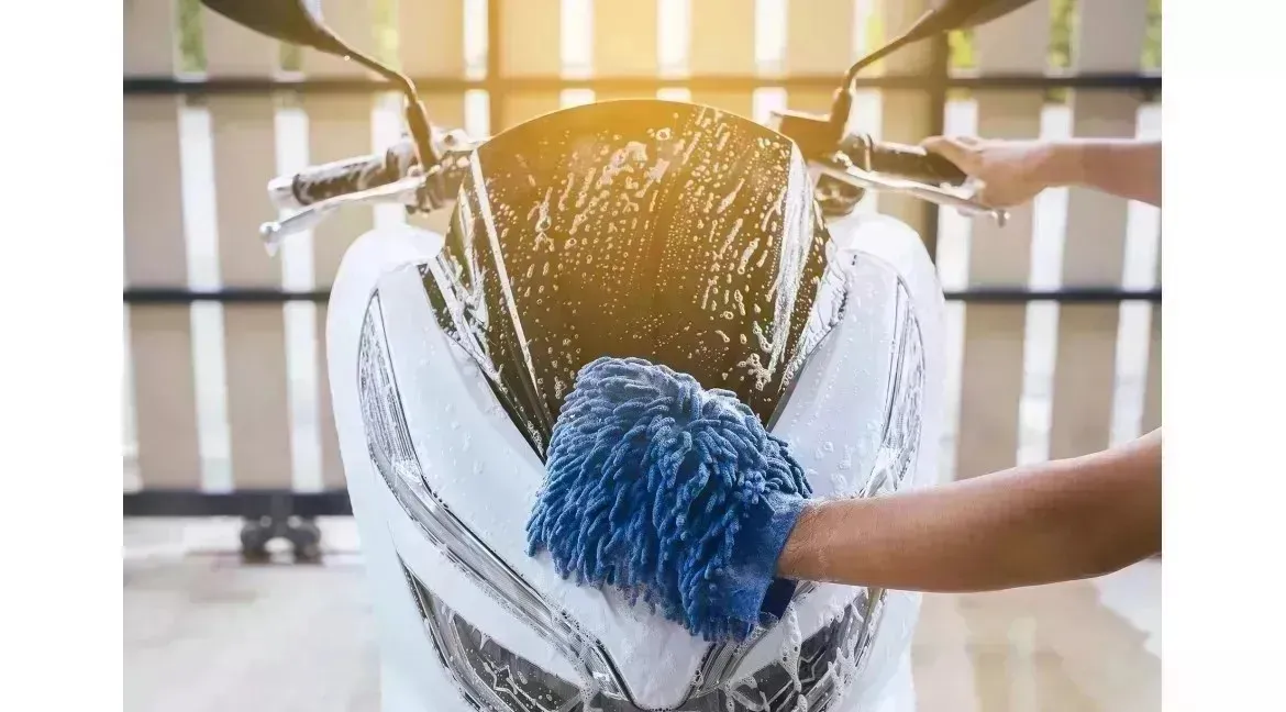 How to clean a motorcycle windscreen properly?